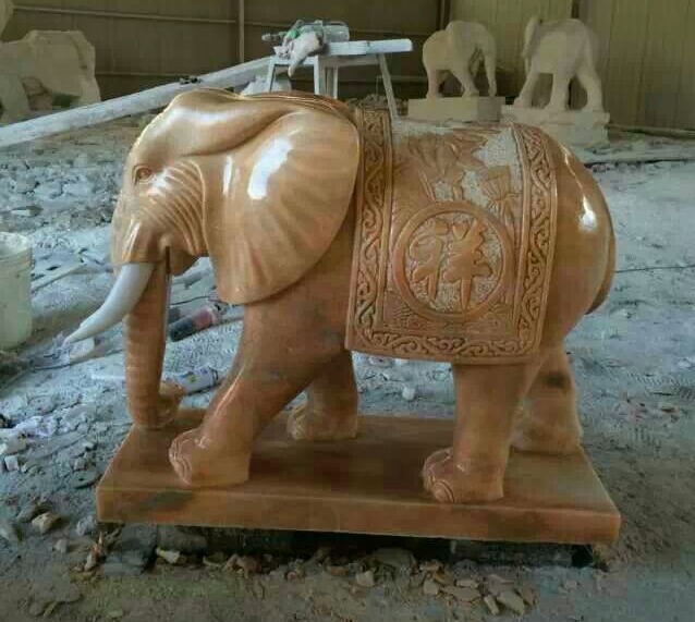 晚霞紅石雕大象